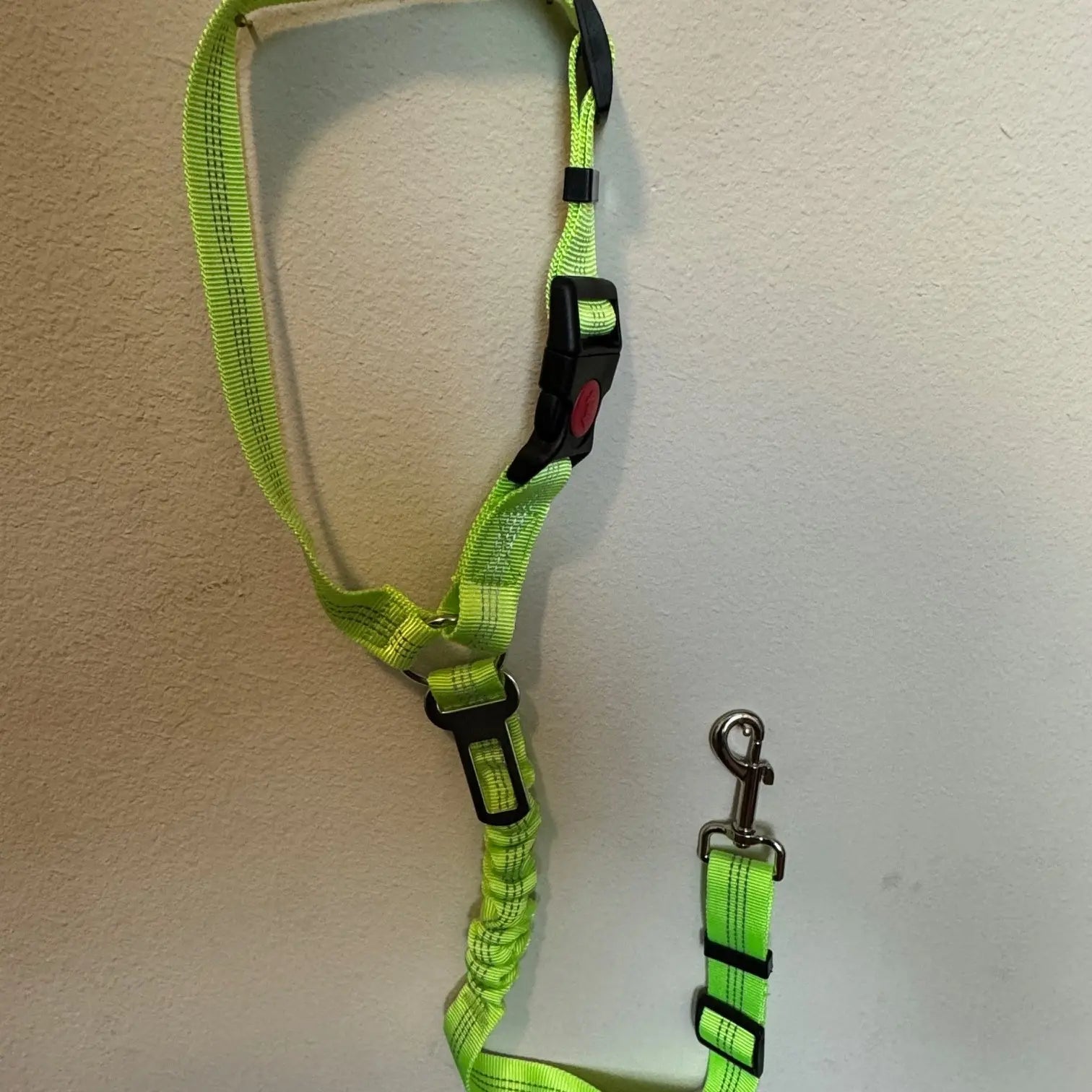 2-Pack Adjustable Dog Seat Belt Headrest Clip with 3-in-1 Harness Buckle and Leash - Reflective Car Harness Pet Supplies